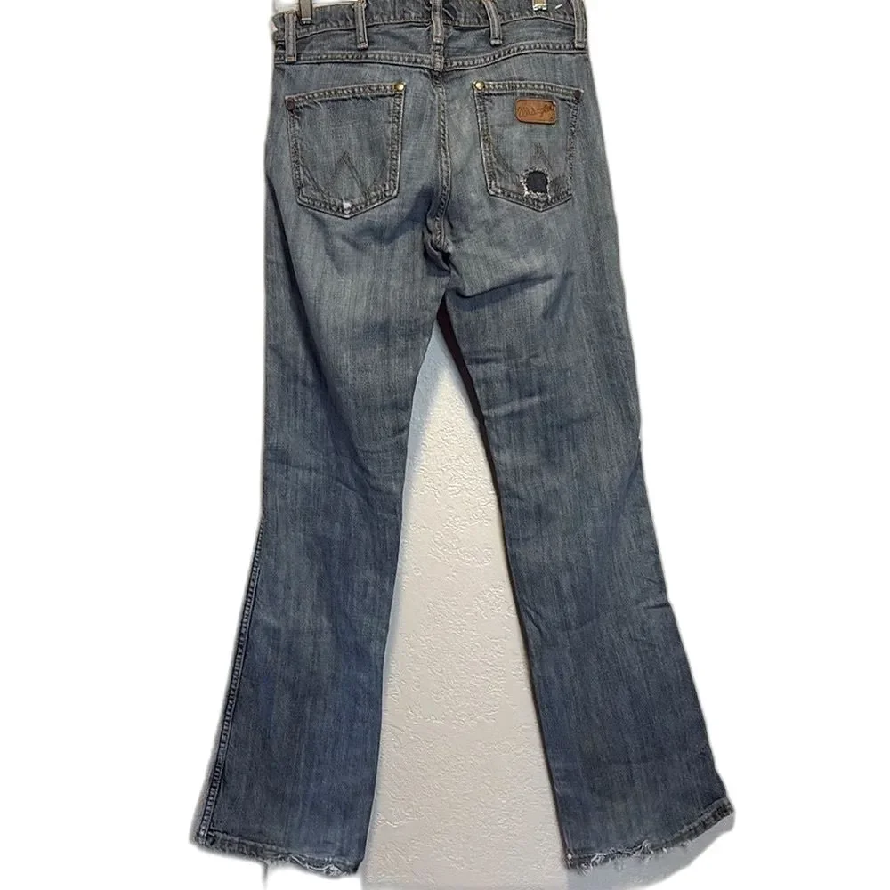 NWOT Wrangler slim bootcut distressed jeans 30/34